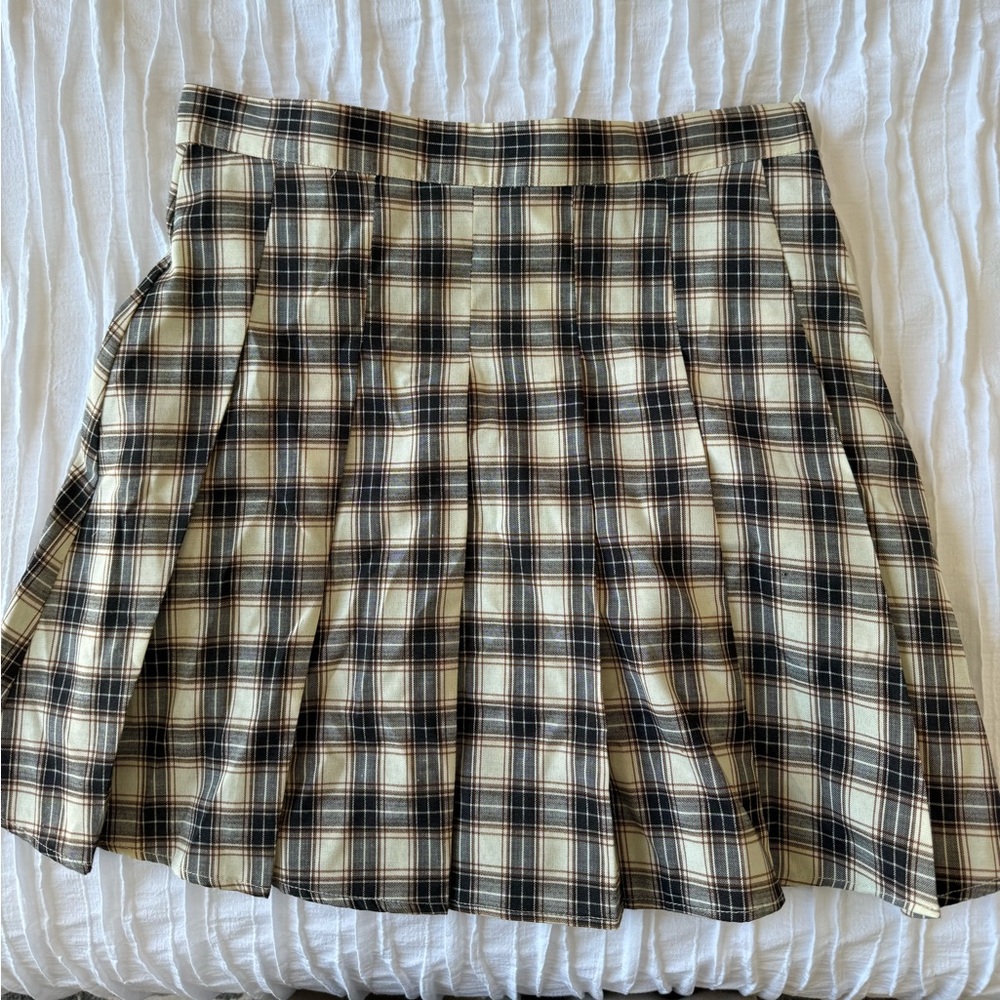 Plaid Pleated Skirt in Black and Cream